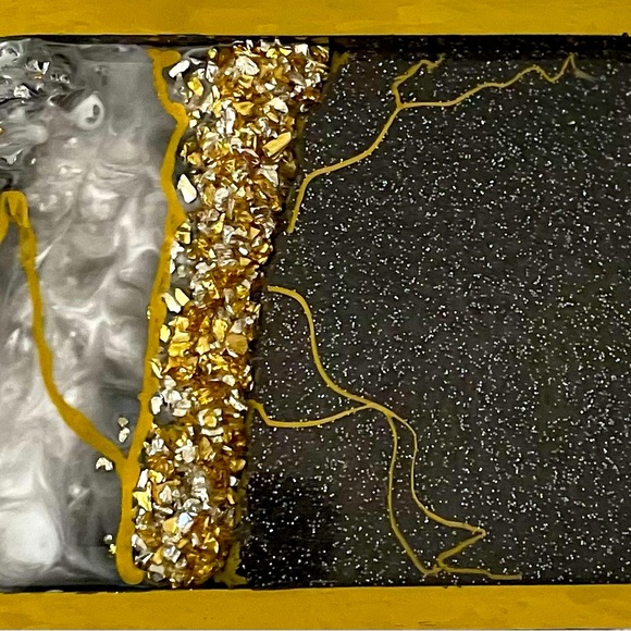 Gold Resin Tray – Handmade Vanity & Jewelry Dish - Picture 6 of 9